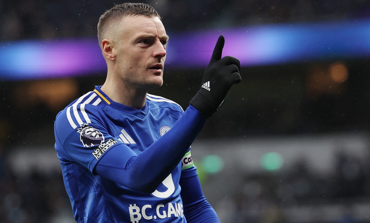 epa11854941 Leicester's Jamie Vardy poses after he scored the 1-1 goal during the English Premier League match between Tottenham Hotspur and Leicester City, in London, Britain, 26 January 2025. E ...