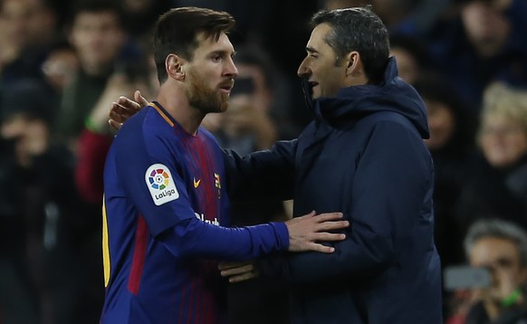 FC Barcelona's Lionel Messi, left, talks with his coach Ernesto Valverde after been substituted during the Spanish Copa del Rey round of 16 second leg soccer match between FC Barcelona and Celta ...