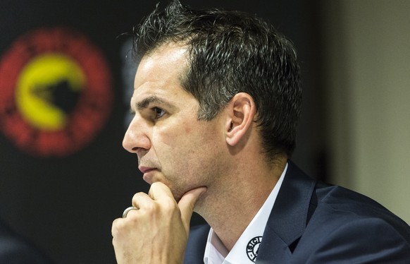 Sportchef Sven Leuenberger waehrend einer Medienkonferenz des SC Bern in der PostFinance Arena in Bern am Mittwoch, 18. November 2015. Guy Boucher ist per sofort nicht mehr Trainer des SC Bern. Die Be ...