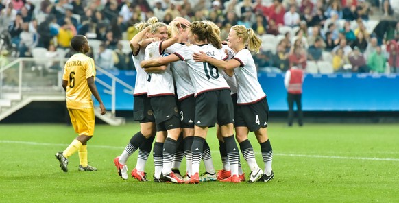 epa05454215 Germany&#039;s Alexandra Popp (hidden) is celebrated for scoring the 0-2 goal during the women&#039;s preliminary round match between Zimbabwe and Germany of the Rio 2016 Olympic Games Soc ...