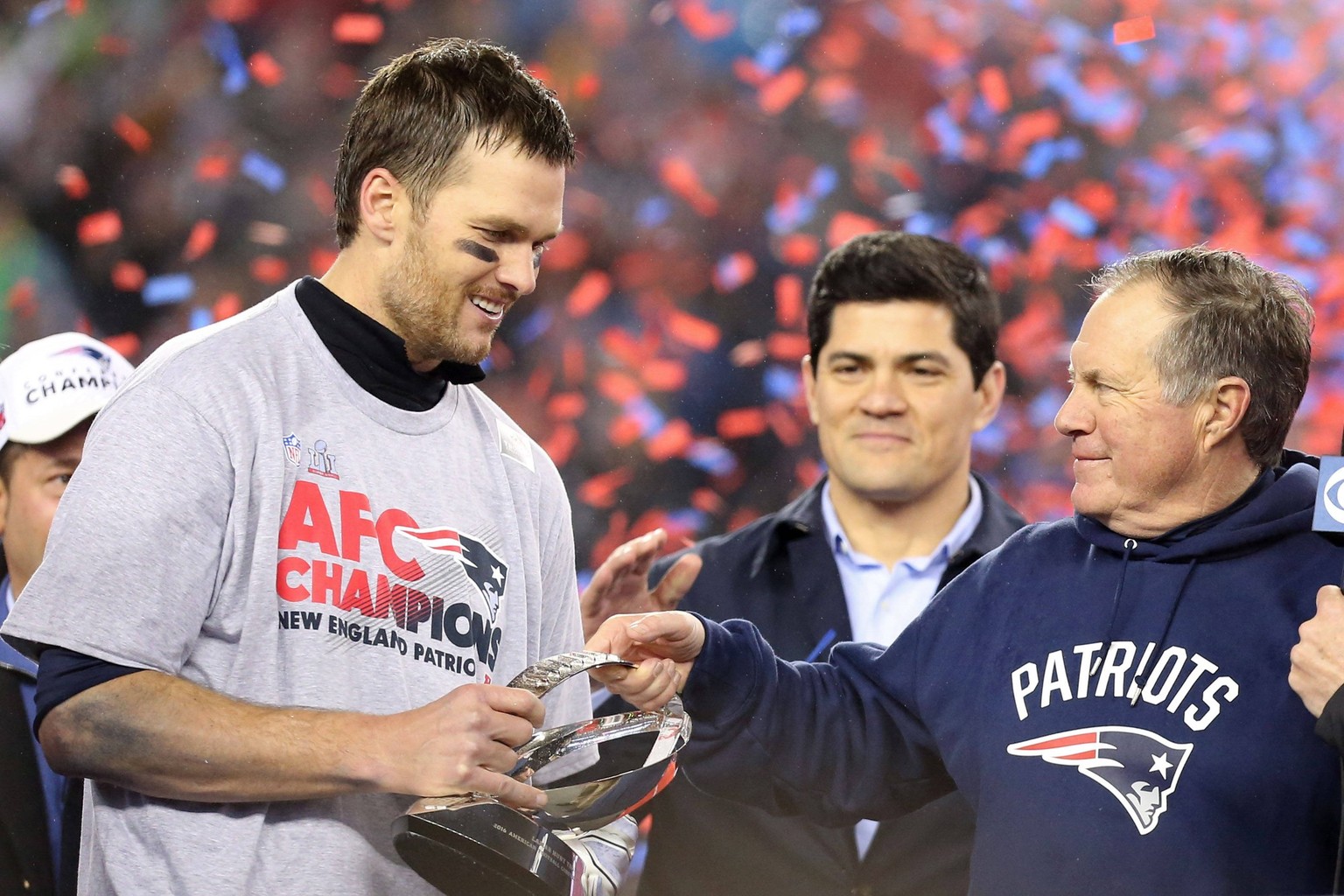 NFL, American Football Herren, USA AFC Championship-Pittsburgh Steelers at New England Patriots, Jan 22, 2017 Foxborough, MA, USA New England Patriots head coach Bill Belichick R hands the Lamar Hunt  ...
