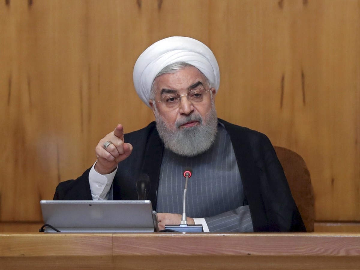 Der iranische Präsident Hassan Ruhani kündigt bei einer Kabinettssitzung an, sein Land werde ab dem Wochenende "unbegrenzt" Uran anreichern.