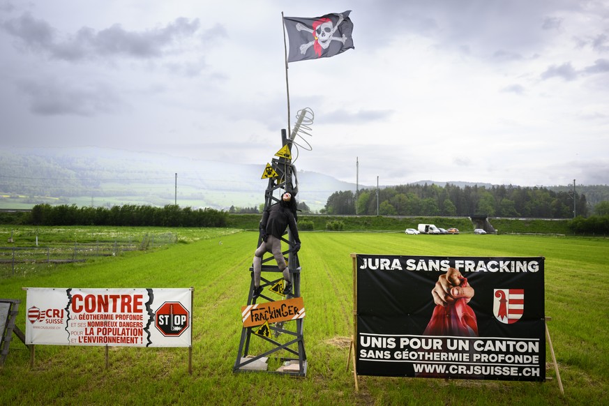 Des pancartes sont photographiee lors d&#039;une manifestation contre le projet de geothermie profonde, sans fracking, organisee par l&#039;association Citoyens Responsables Jura, CRJ, ce dimanche 7 m ...