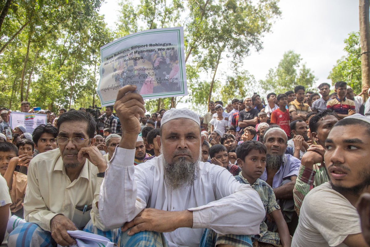 epa10137490 Rohingya refugees take part in a protest held to mark the five year anniversary of the mass migration of Rohingya refugees from Myanmar to Bangladesh, at a makeshift camp in Kutubpalang, U ...