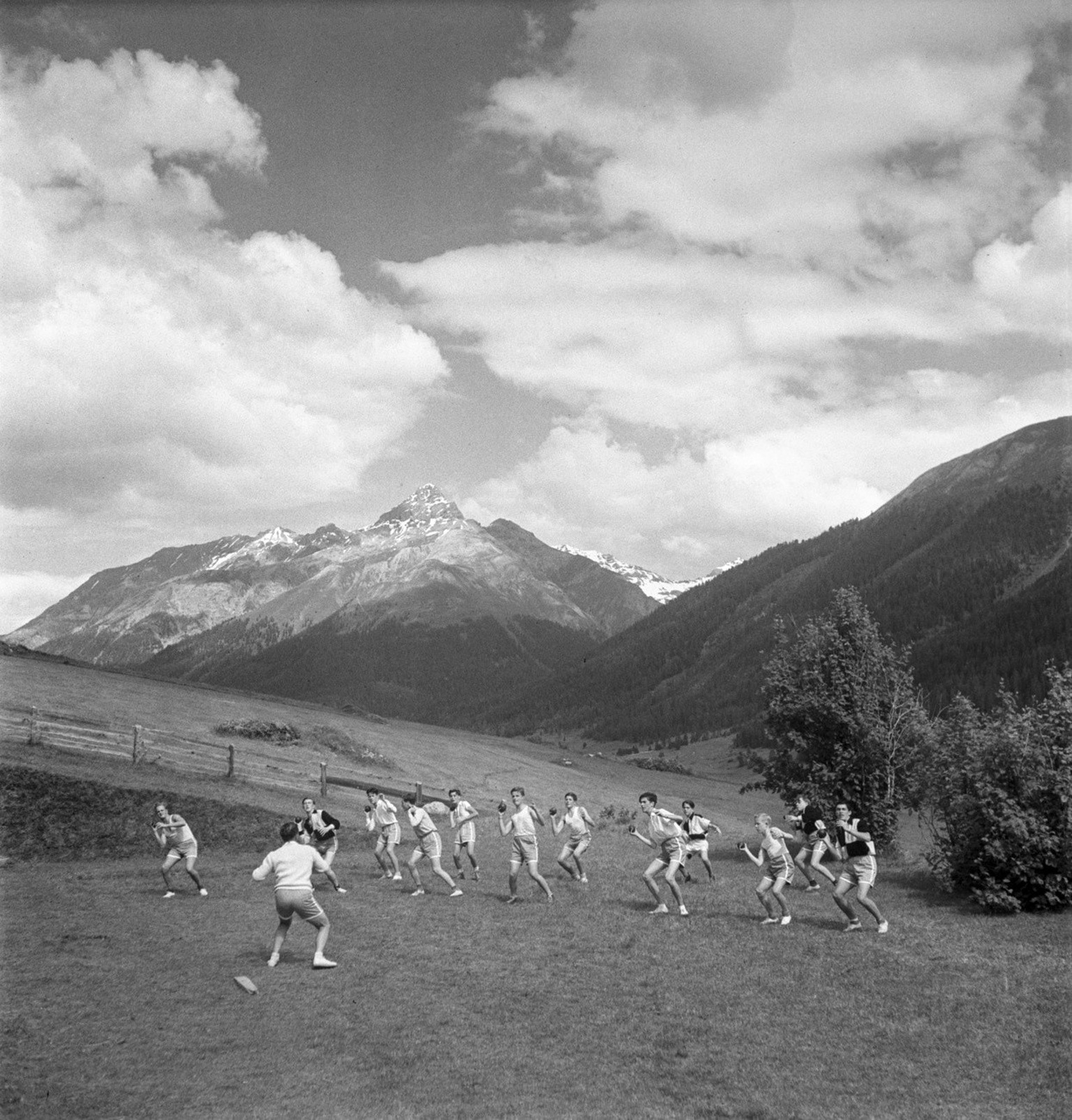 Schueler des Lyceums Alpinum in Zuoz im Engadin im Sportunterricht bei Gymnastikuebungen, aufgenommen im Juli 1948. Das Lyceum wurde 1904 gegruendet und war zu Beginn eine Schule ausschliesslich fuer  ...