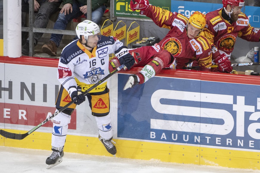 Tigers Topscorer, Harry Pesonen, rechts, fliegt über die Bande, nach dem Check von Zugs, Rapahel Diaz, links, waehrend dem Meisterschaftsspiel der National League, zwischen den SCL Tigers und dem EV Z ...