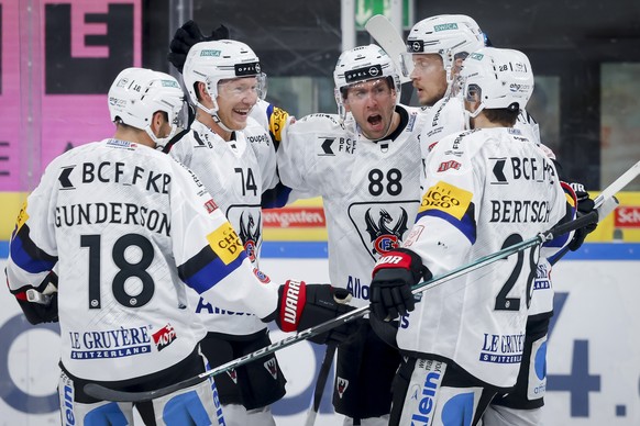 Freiburg celebrates a goal after 0:1 by Goteron's Jacob de la Rose, second from right, during the National League championship match between SC Rapperswil Jonah Lakers and HC Freiburg Goteron, in...