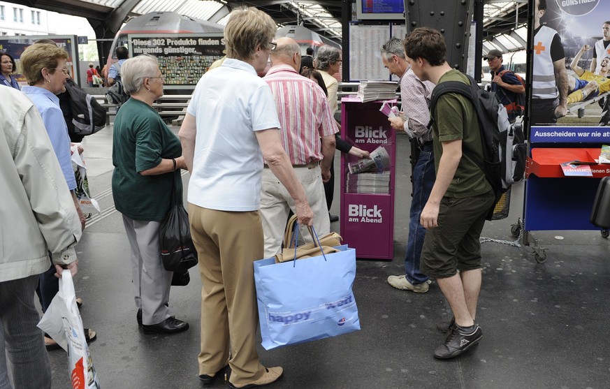 Die neue Tageszeitung "Blick am Abend" wird zum ersten mal verteilt. Grosser Anssturm am HB © Melanie Duchene/EQ Images