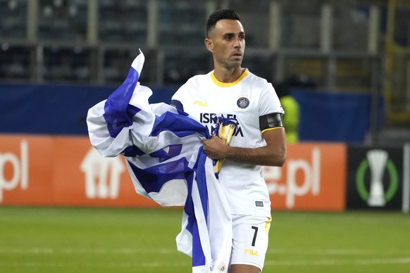 Maccabi Tel Aviv&#039;s Eran Zahavi holds an Israeli flag before the Europa Conference League group B soccer match between Zorya Luhansk and Maccabi Tel Aviv at the Arena Lublin in Lublin, Poland,Thur ...