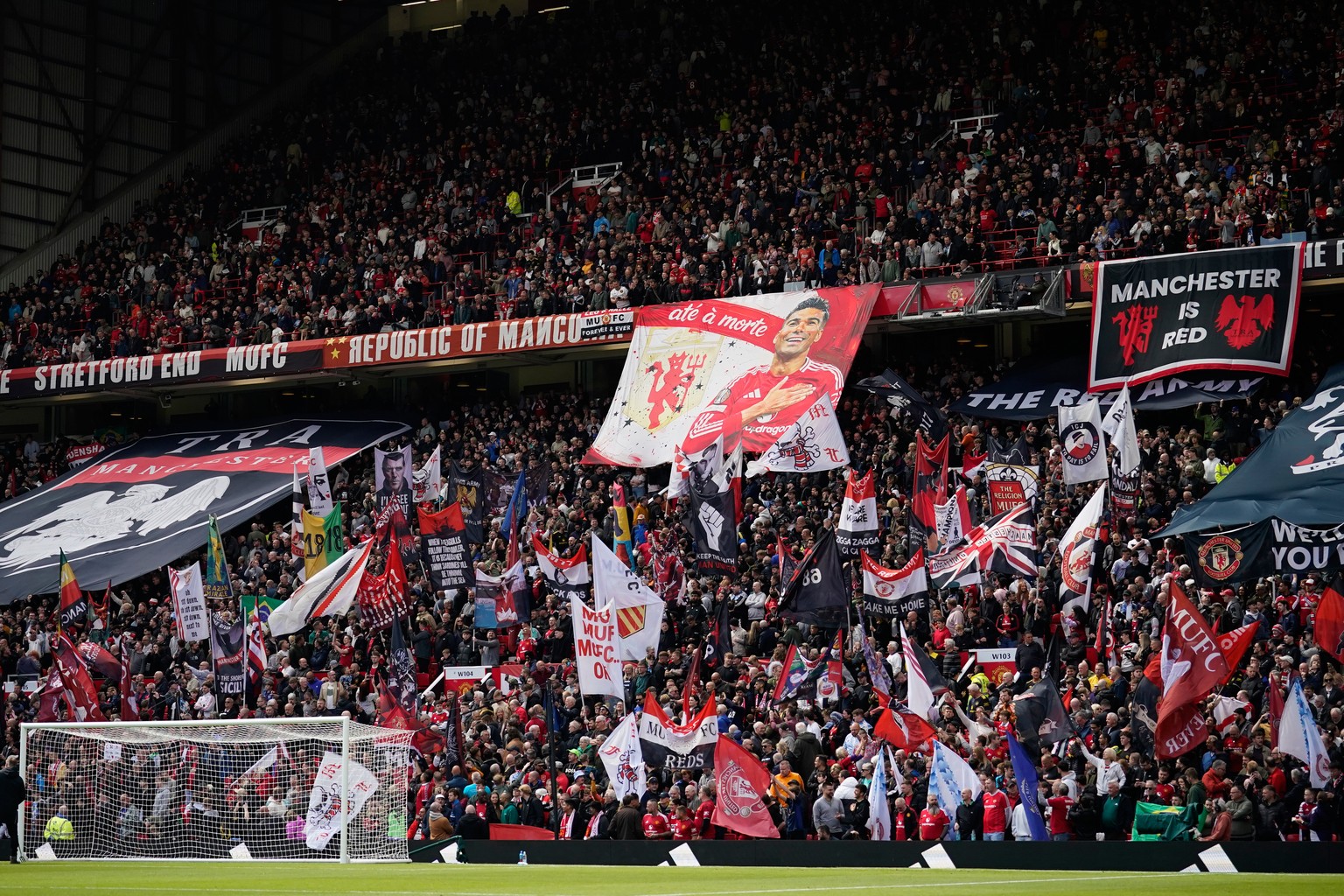 Tifozët e Manchester United shfaqin një Tifo për Casemiro përpara ndeshjes së tij të fundit në shtëpi për Manchester United gjatë ndeshjes së futbollit në Premier League angleze midis Manchester United dhe Nottingham Forest në M...