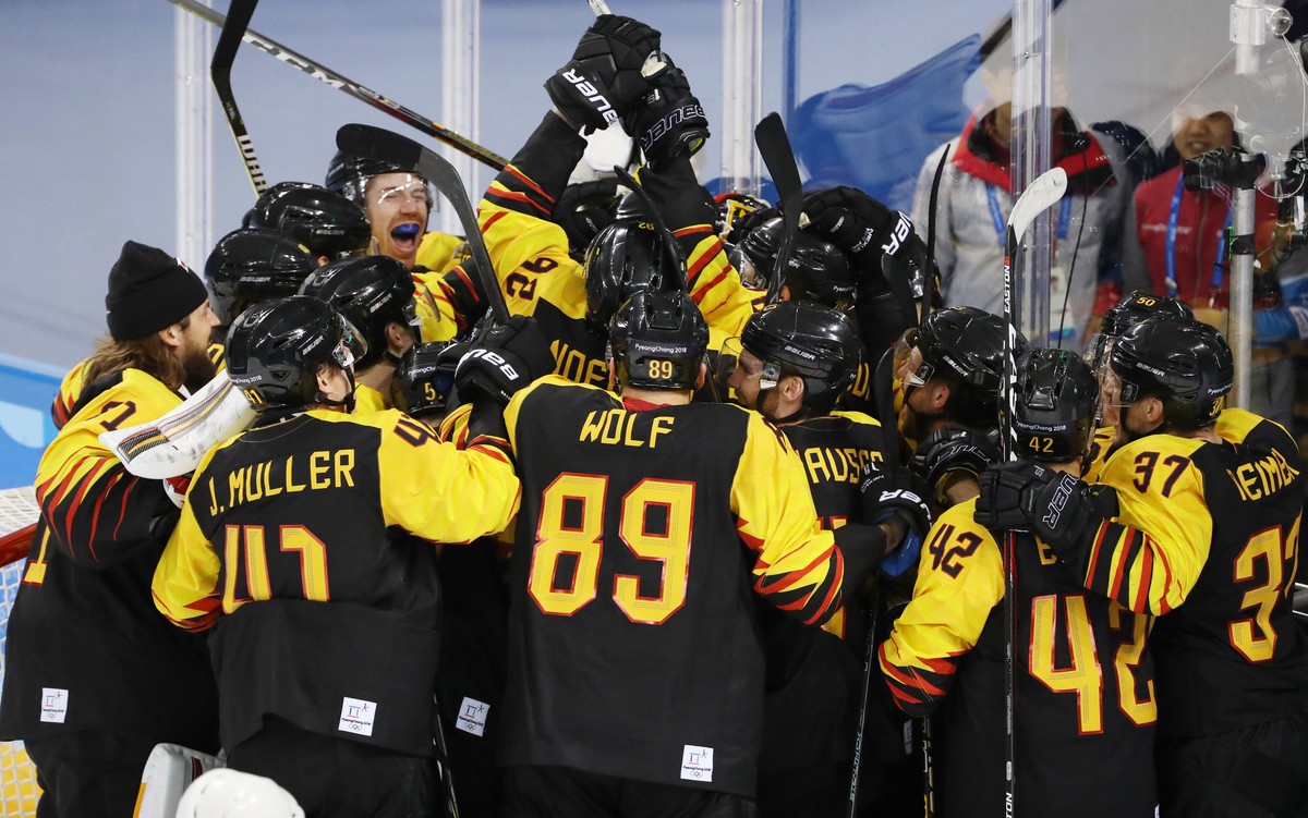 epa06550462 Players of Germany celebrate after winning the men's play-offs Quarterfinals match between Sweden and Germany inside the Kwandong Hockey Centre at the PyeongChang Winter Olympic Games ...