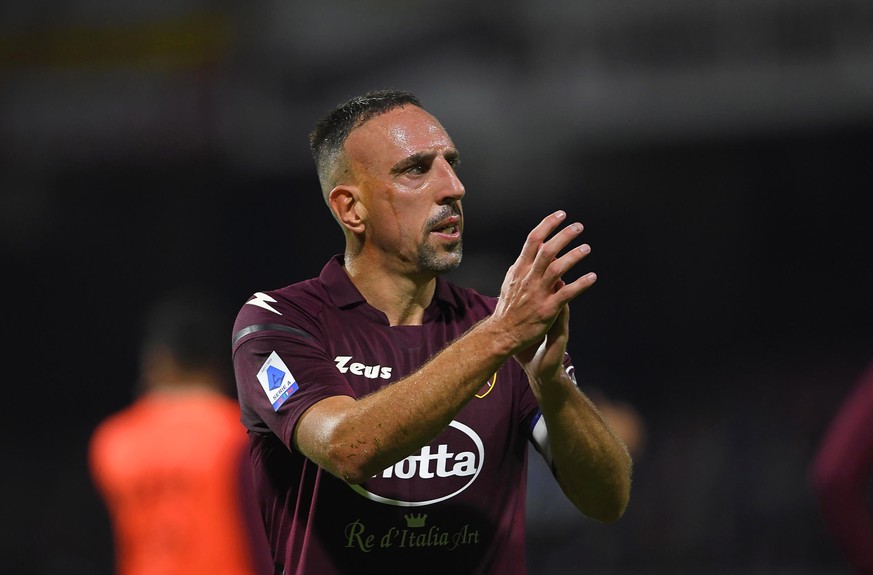 epa09556551 Salernitana&#039;s Franck Ribery applauds fans after the Italian Serie A soccer match between US Salernitana and SSC Napoli in Salerno, Italy, 31 October 2021. EPA/MASSIMO PICA