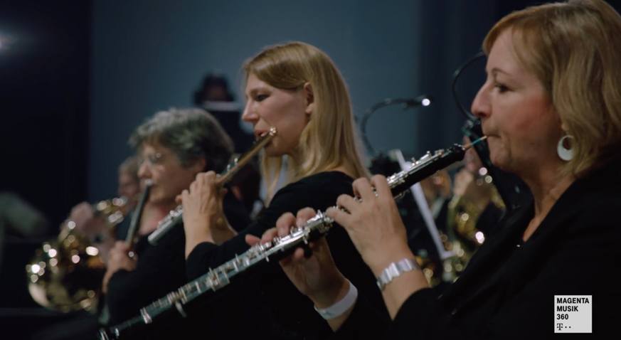 Kurz vor seinem Tod begann Ludwig van Beethoven seine 10. Sinfonie zu komponieren, doch sie blieb unvollendet. Zum 250. Geburtstag des Genies hat die deutsche Telekom mit einem internationalen Team au ...