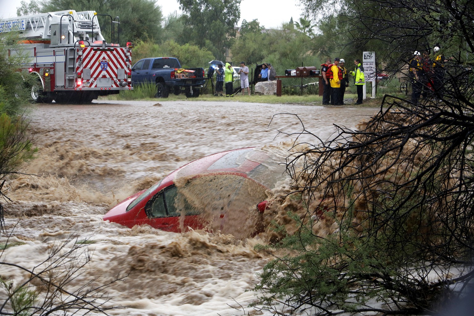 Heillos der Brühe ausgeliefert: Der Fahrer dieses Autos in der Grossstadt Tucson konnte aber von der Feuerwehr befreit werden.