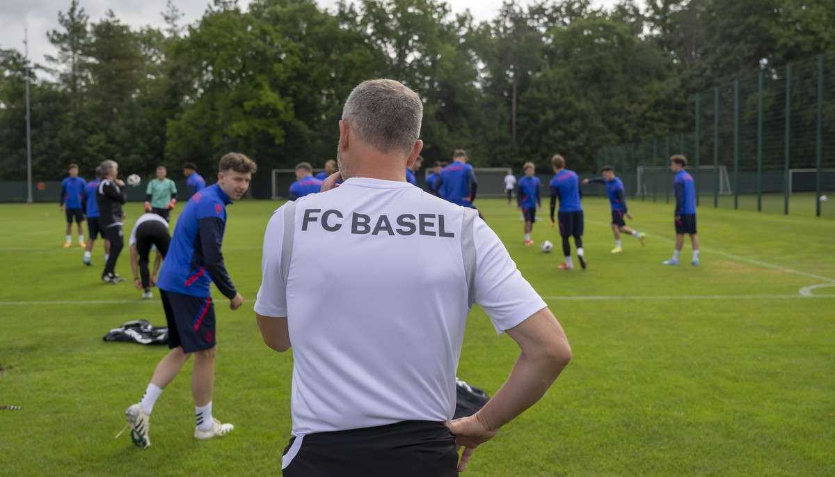 Basels neuer Cheftrainer Alex Frei, vorne, beim Trainingsauftakt fuer die neue Saison mit der ersten Mannschaft des FC Basel 1893 in Basel, am Montag, 13. Juni 2022. (KEYSTONE/Georgios Kefalas)