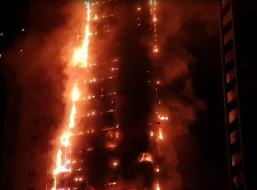 Bei dem Brand im Abbco Tower in der unweit von Dubai gelegenen Stadt Schardscha sind neun Menschen leicht verletzt worden. (Screenshot)