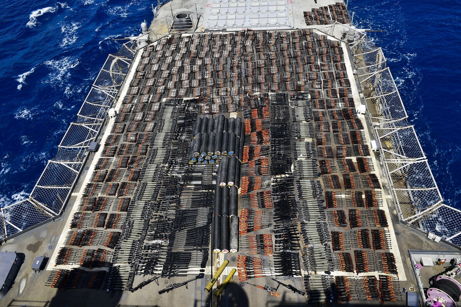 Das Deck der USS Monterey – bedeckt mit Schmuggelware.