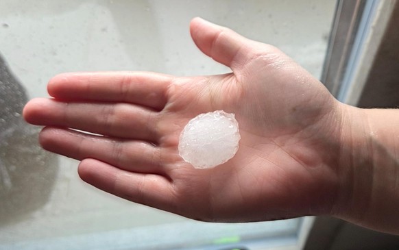 Grosses Hagelkorn in Worb, BE. Gewitter vom Dienstagnachmittag, 02.06.2026