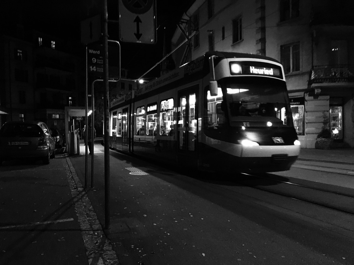 Tramhaltestelle Werd, Zürich. Hier stiegen zwei Polizisten ins 9er-Tram, in dem Wilson A. sass.