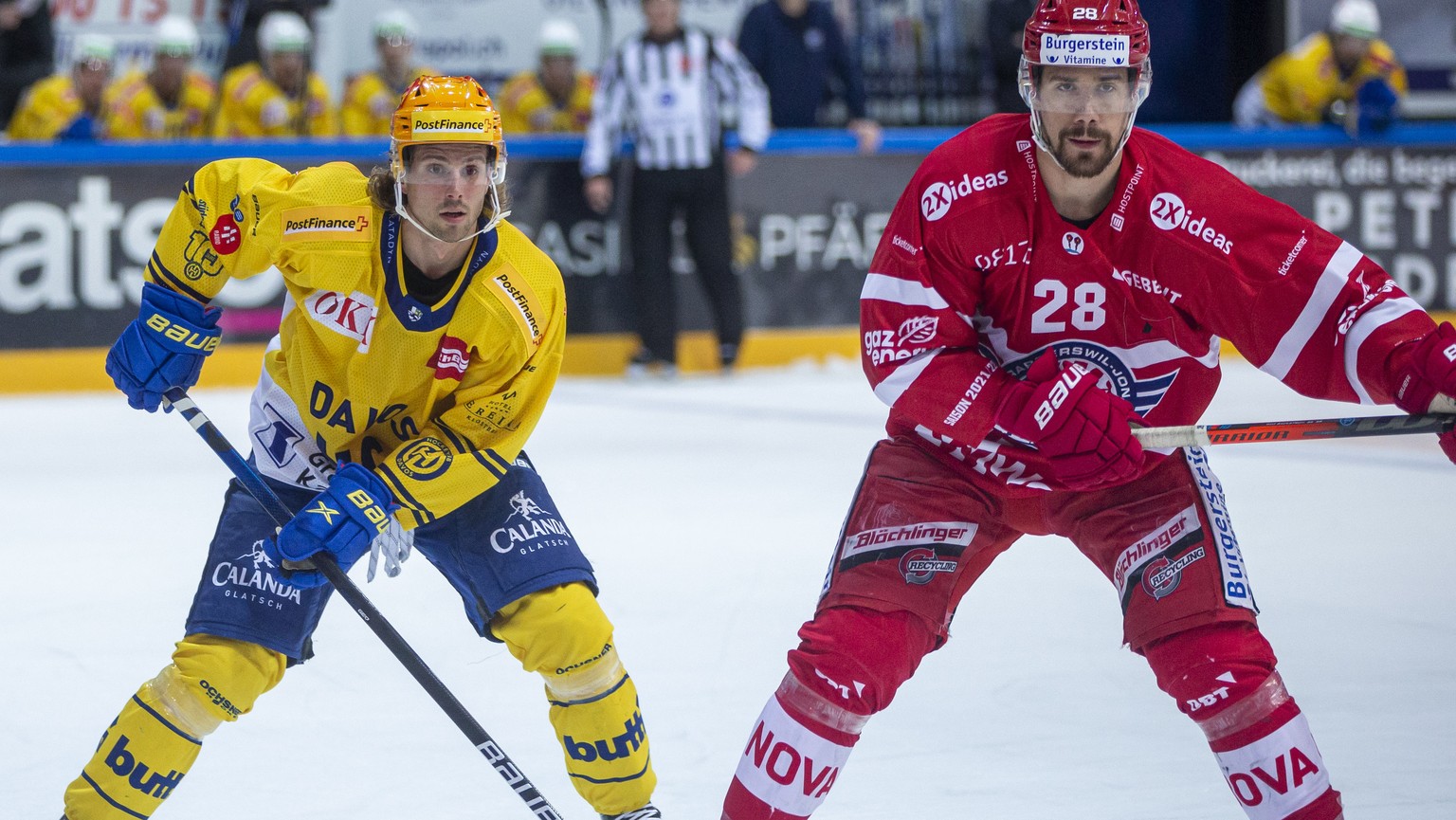 HC Davos PostFinance Top Scorer Mathias Brome, links, gegen SC Rapperswil-Jona Lakers Stuermer Yannick-Lennart Albrecht waehrend dem Eishockey-Meisterschaftsspiel der National League zwischen den SC R ...