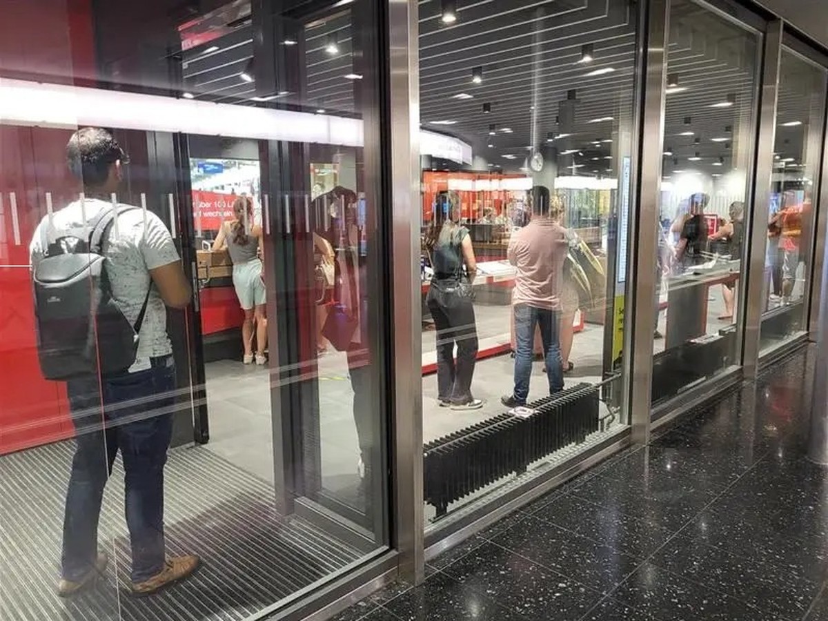 Lange Schlangen bei den SBB-Schaltern in Baden AG