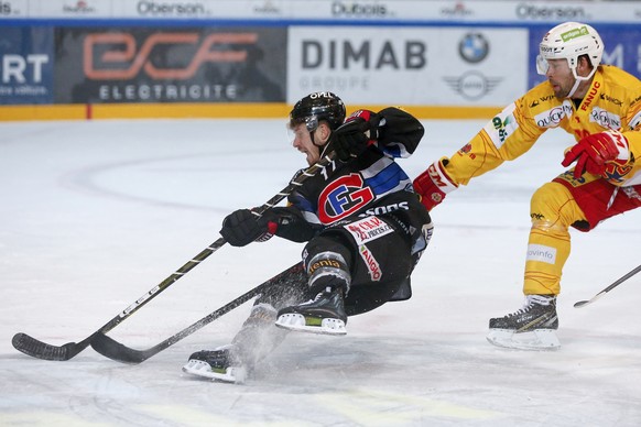 Biels Beat Forster, rechts, foult Fribourgs Andrew Miller, im Eishockey Meisterschaftsspiel der National League zwischen dem HC Fribourg Gotteron und dem EHC Biel, am Samstag, 16. Februar 2019, in der ...