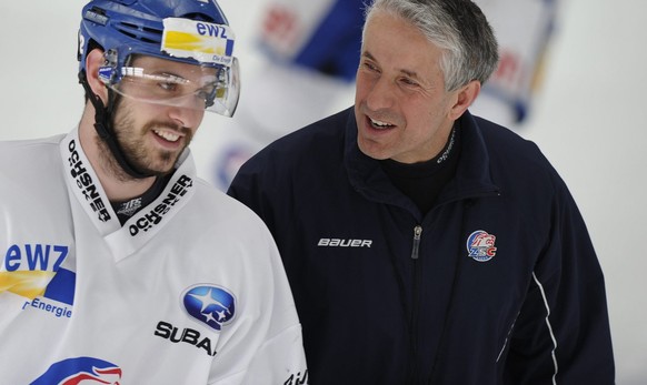 ZSC Trainer Bob Hartley, rechts, scherzt mit Luca Cunti, links, im Training der ZSC Lions am Montag, 2. April 2012, in der Kebo in Zuerich Oerlikon. Der ZSC trifft am morgigen Dienstag im ersten Playo ...