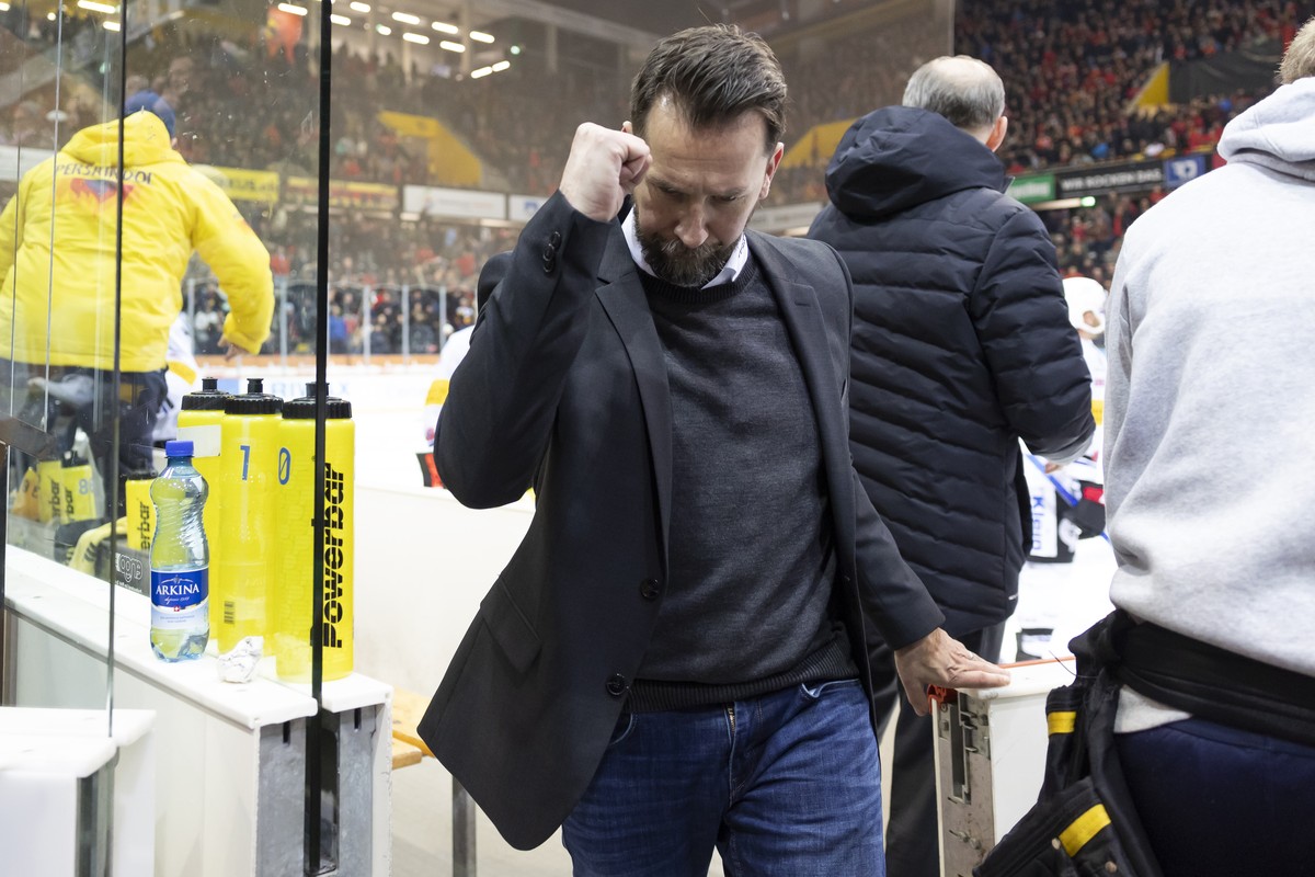 KEYPIX - Head Coach Lars Leuenberger (HCFG) ballt die Faust nach dem Sieg in der Verlaengerung im ersten Eishockey Playoff Viertelfinalspiel der National League zwischen dem SC Bern und dem HC Fribour ...