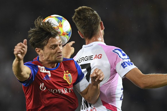 epa07771855 Basel&#039;s Valentin Stocker (L) in action against LASK&#039;S Rene Renner (R) during the UEFA Champions League third qualifying round, second leg soccer match between LASK and FC Basel,  ...