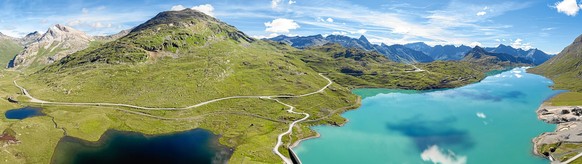 ENGADIN St. Moritz - Berninapassstrasse mit Lej Nair, Lago Bianco und dem Piz Languard (3262 m), links der Blick Richtung Engadin, Pontresina, rechts der Blick Richtung Valposchiavo.

The mountain pas ...