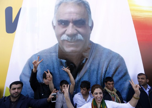 Türkische Kurden vor einem Transparent des inhaftierten PKK-Chefs Abdullah Öcalan (21.03.2014).