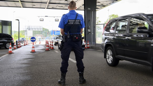 Ein Mitarbeiter von der Eidgenoessischen Zollverwaltung kontrolliert Autos, welche Grenze zwischen Deutschland und der Schweiz ueberqueren am Rande eines Medienanlasses zu den polizeilichen Massnahmen ...