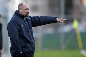 Coach Jürgen Seeberger sieht Paiva in der Nachspielzeit nur die Latte treffen.