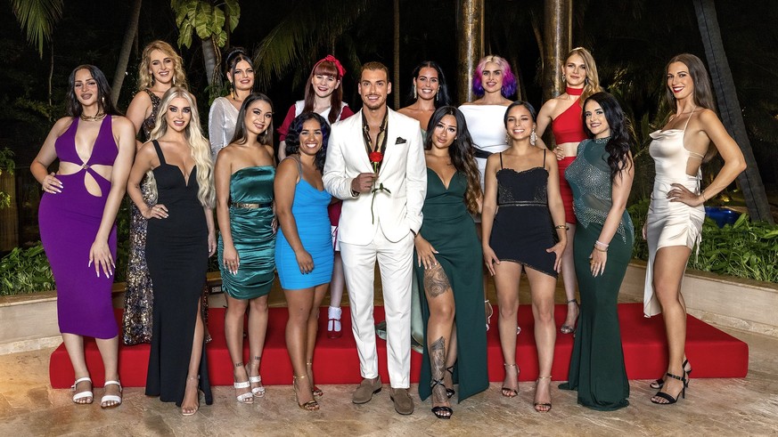 Bachelor Kenny Leemann mit allen 14 Kandidatinnen für die Dating-Sendung auf 3 Plus 2022.