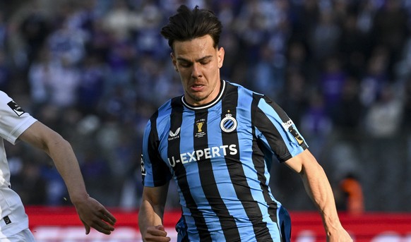 epa12073633 Brugge&#039;s Ardon Jashari (R) in action against Anderlecht&#039;s Leander Dendoncker during the Belgian Cup (Crocky cup) final soccer match between Club Brugge KV and RSC Anderlecht, in  ...