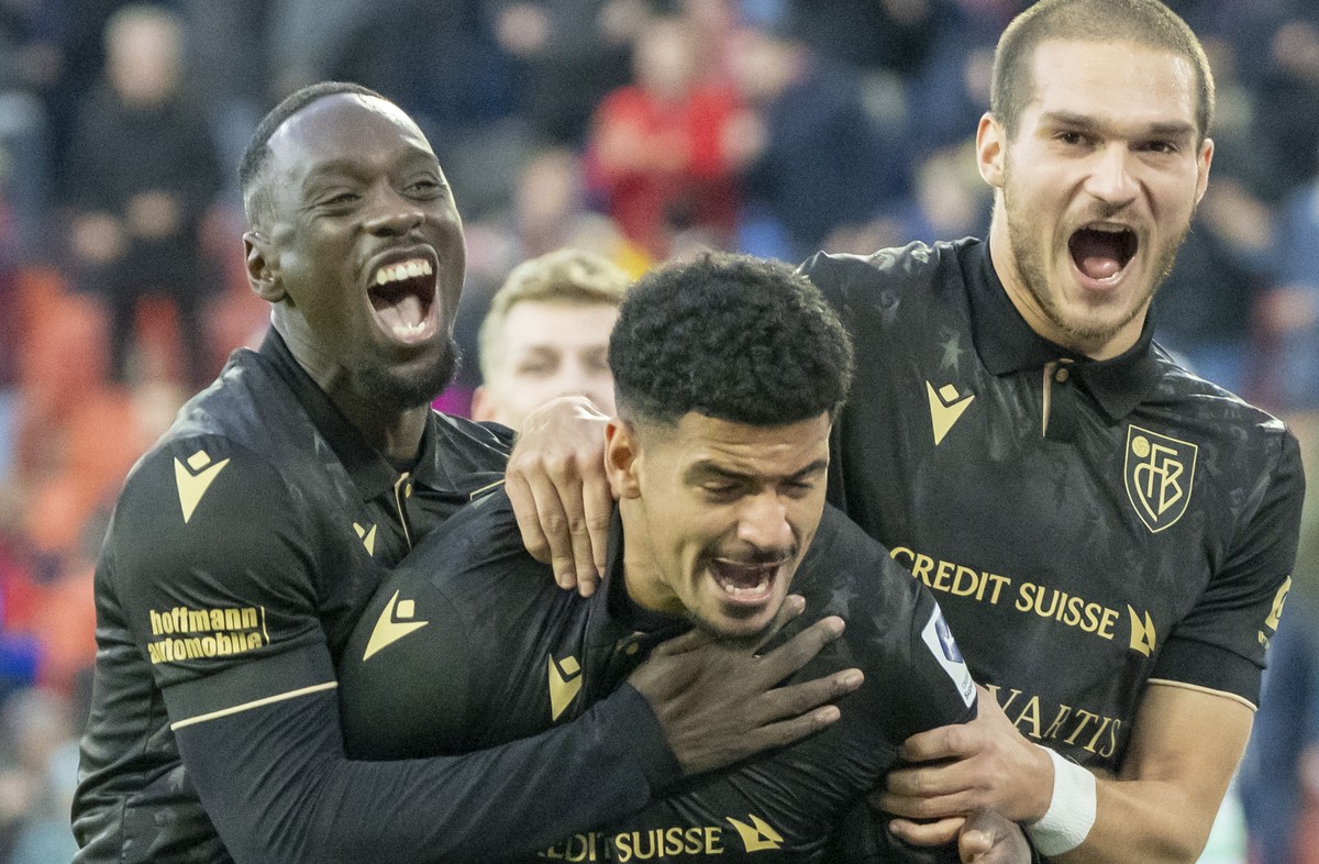 Basels Jean-Kevin Augustin, Torschuetze Mohamed Draeger und Djordje Jovanovic, von links, freuen sich nach demTor zum 1:0 im Fussball Meisterschaftsspiel der Regular Season der Super League zwischen d ...