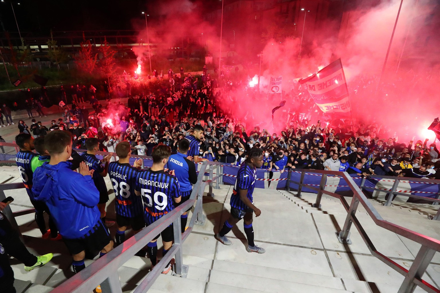 epa09224388 Atalanta players enjoy with their fans the end of the season and Champios League qualification after the Italian Serie A soccer match Atalanta BC vs AC Milan at the Gewiss Stadium in Berga ...