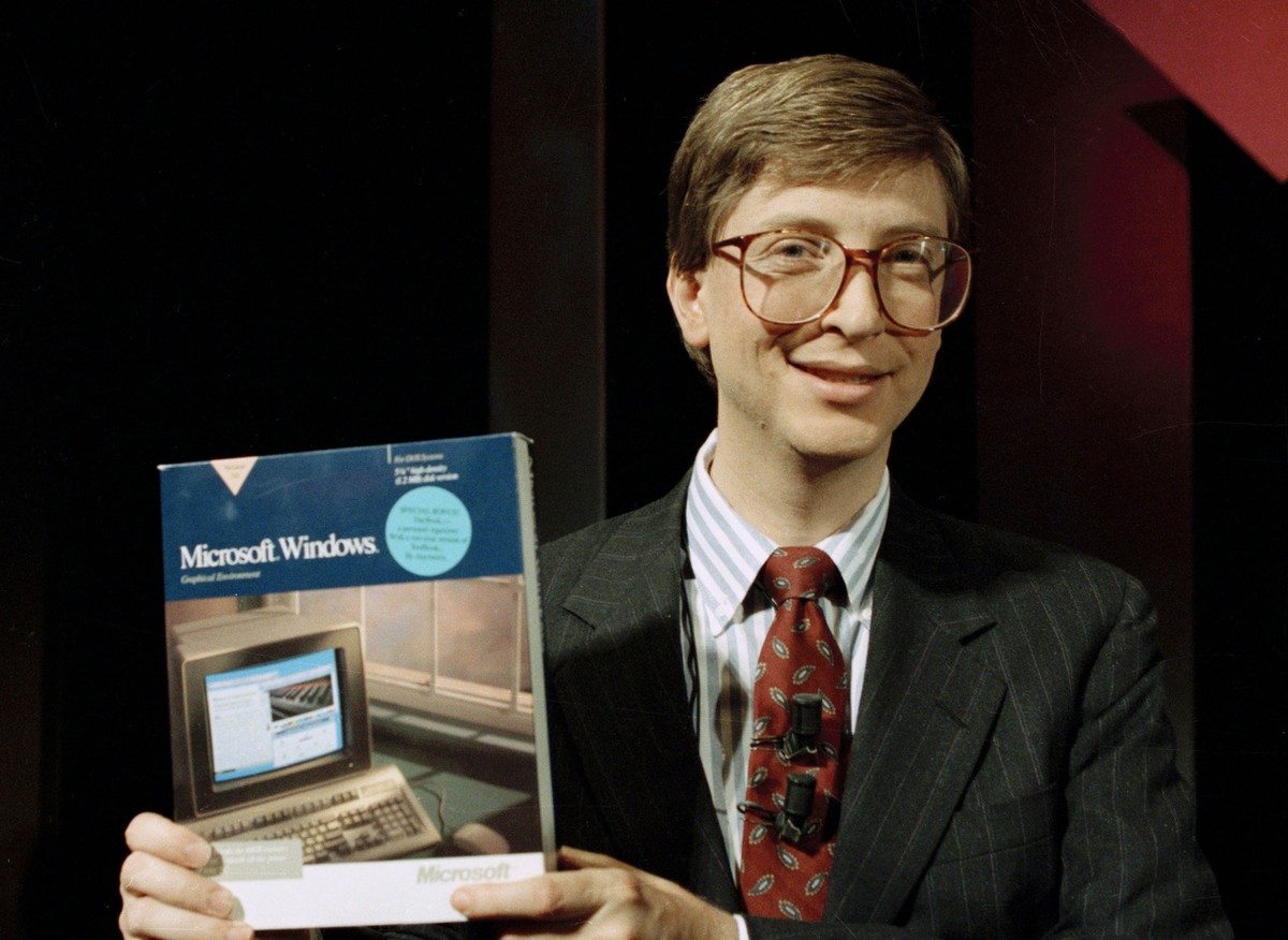 ** FILE ** In this May 22, 1990 file photo, Microsoft Chairman Bill Gates introduces the company's Windows software in New York. Microsoft's iconic frontman is finally giving up his full-tim ...