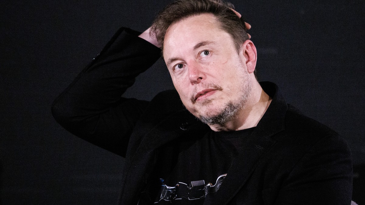 epaselect epa10955397 US tech entrepreneur Elon Musk, owner of Tesla, SpaceX and X, gestures as he attends a conversation event with British Prime Minister Rishi Sunak (unseen) in central London, Brit ...