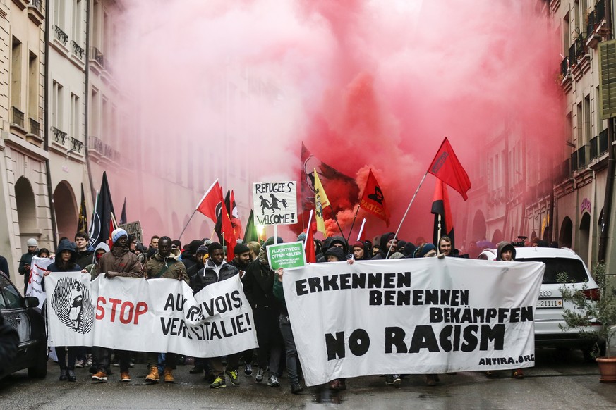 Mehrere hundert Personen demonstrieren in der Berner Innenstadt gegen Rassismus, am Samstag, 4. Februar 2017, in Bern. Die Teilnehmer der Protestaktion versammelten sich am fruehen Nachmittag auf dem  ...