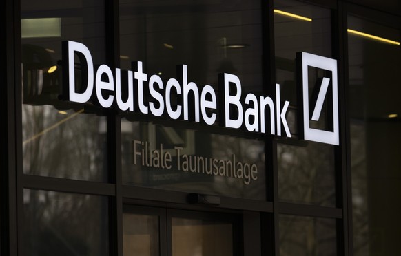 28.01.2026, Hessen, Frankfurt/Main: Die Deutsche Bank in Frankfurt. Derzeit findet in dem Hauptsitz der Bank eine Razzia des BKA wegen des Verdachts der Geldw�sche statt. Foto: Boris Roessler/dpa +++  ...