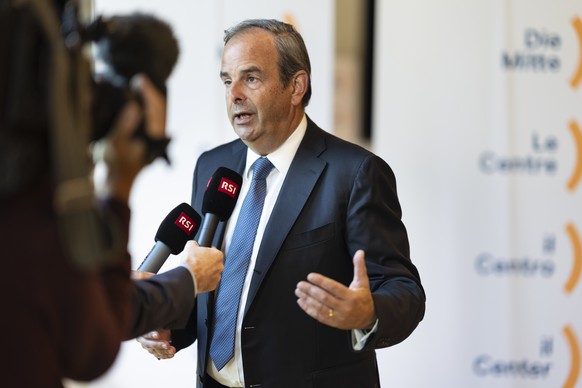Gerhard Pfister, Parteipraesident Die Mitte Schweiz, beantwortet die Fragen eines Journalisten anlaesslich der Delegiertenversammlung der Mitte Partei Schweiz vom Samstag, 7. September 2024 in Wetting ...