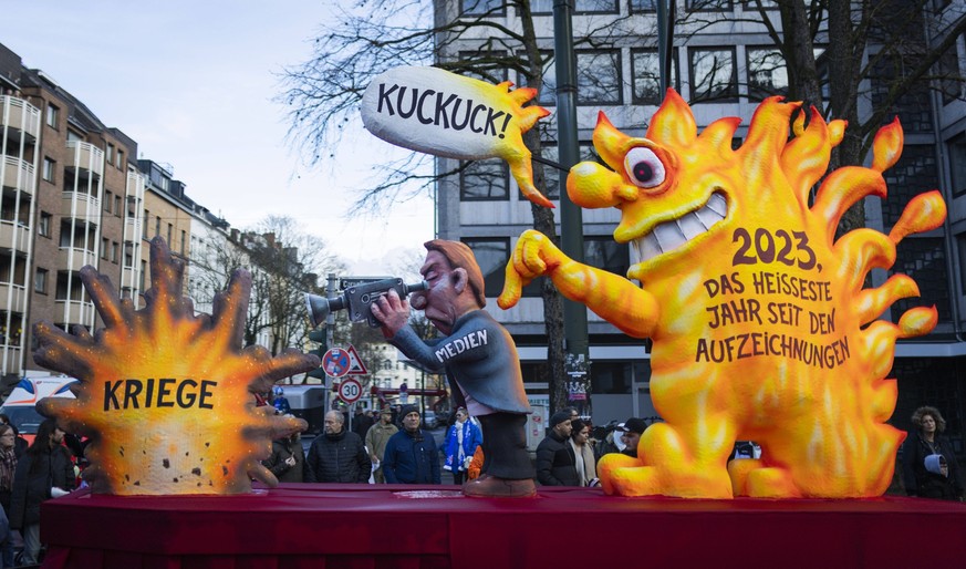 Karneval Duesseldorf, Germany. 12th Feb 2024. Die politischen Wagen im Duesseldorfer Rosenmontagszug des bekannten Wagenbauer Jacques Tilly zeigen am 12.02.2024 neben Persiflagen der Bundesregierung a ...