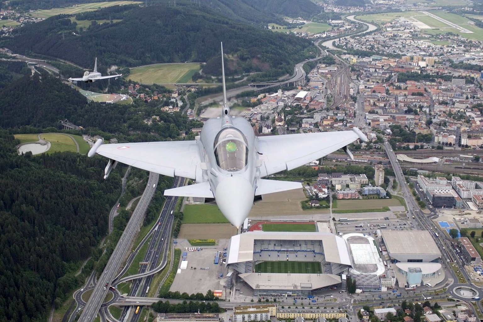 Nur am Tag voll einsatzfähig: Österreichische Eurofighter fliegen über das Tivoli-Stadion in Innsbruck.
