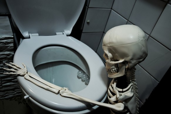 Toilette mit Skelett