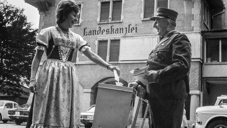 ARCHIVE --- Seit 1848 FINDEN ALLE VIER JAHREN IM OKTOBER DIE SCHWEIZER PARLAMENTSWAHLEN STATT. HIER EIN HISTORISCHER RUECKBLICK IN DIE WAHLLOKALE DER SCHWEIZ --- Im Mai 1971 waehlen die Appenzeller In ...