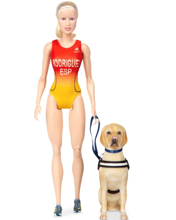 Susana Rodríguez mit ihrer Barbie-Puppe zum 65. Jubiläum von Barbie.