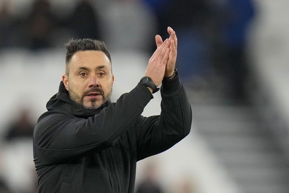 Brighton&#039;s head coach Roberto De Zerbi applauds to supporters at the end of the English Premier League soccer match between West Ham and Brighton, at the London stadium in London, Tuesday, Jan. 2 ...