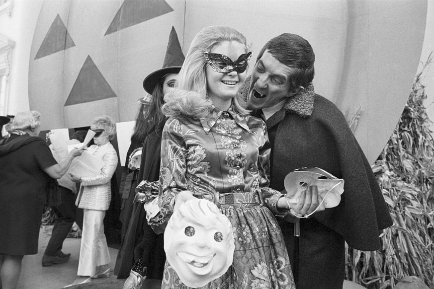 Tricia Nixon is ‘frightened off&#039; by a vampire (Jonathan Frid) at the North Portico entrance of the White House 10/31. The President&#039;s daughter was waiting to greet some underprivileged Washi ...