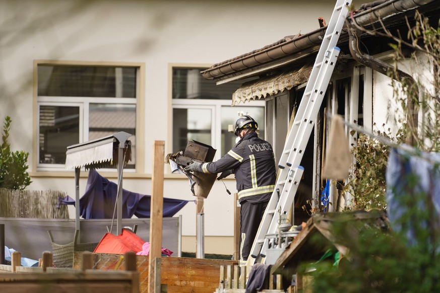 Blick auf ein durch einen Brand zerstoertes Wohnhaus in Leuzingen BE, am Montag, 18. Oktober 2021. Beim Brand im Berner Seeland sind in der Nacht auf Montag zwei Kinder ums Leben gekommen. Vier weiter ...